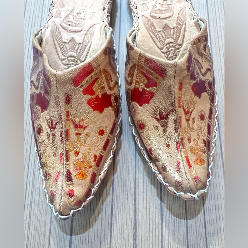 Pharaonic Egyptian Handmade Leather Slippers. Tooled Metallic Nefertiti Design - Picture 14 of 14